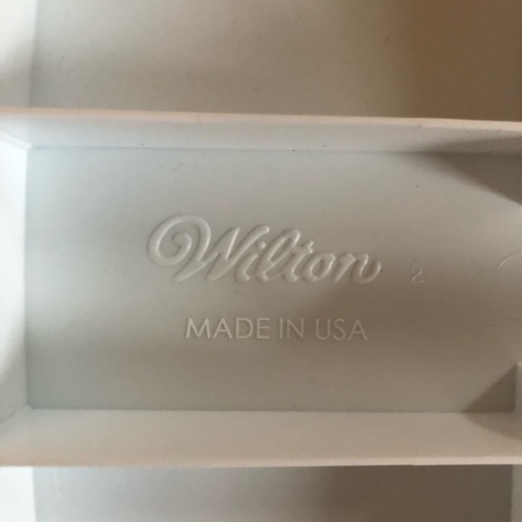 Wilton Cupcake Mini Muffin Covered Take Along Storage Container White 12-24CT - Picture 6 of 7